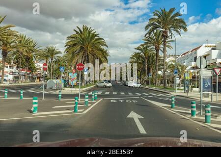 Las Americas,Tenerife, Spaine 21. März 2020: Ruhige, verlassene Straßen des beliebtesten und überfüllten Touristenorts der Kanarischen Inseln. Isolierung Stockfoto