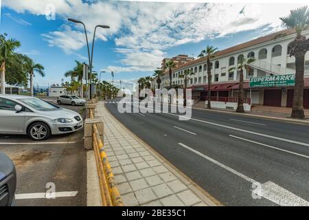 Las Americas,Tenerife, Spaine 21. März 2020: Ruhige, verlassene Straßen des beliebtesten und überfüllten Touristenorts der Kanarischen Inseln. Isolierung Stockfoto