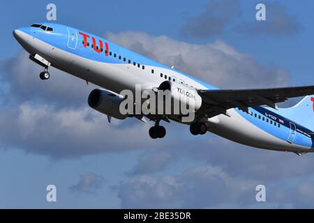 Eine TUI Airways Boeing 737-8KS Flugregistrierung G-FDZF am Bristol International Airport am 16. März 2020 Stockfoto