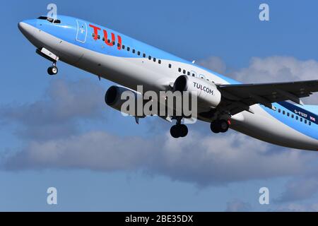 Eine TUI Airways Boeing 737-8KS Flugregistrierung G-FDZF am Bristol International Airport am 16. März 2020 Stockfoto