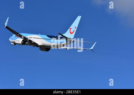 Eine TUI Airways Boeing 737-8KS Flugregistrierung G-FDZF am Bristol International Airport am 16. März 2020 Stockfoto