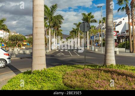 Las Americas,Tenerife, Spaine 21. März 2020: Ruhige, verlassene Straßen des beliebtesten und überfüllten Touristenorts der Kanarischen Inseln. Isolierung Stockfoto