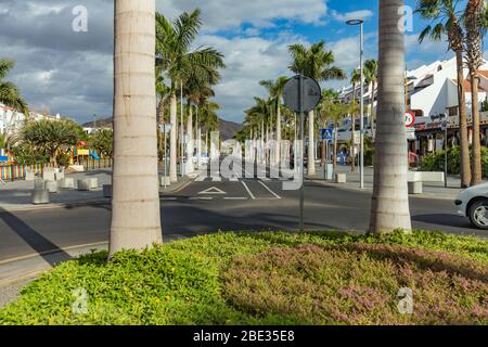 Las Americas,Tenerife, Spaine 21. März 2020: Ruhige, verlassene Straßen des beliebtesten und überfüllten Touristenorts der Kanarischen Inseln. Isolierung Stockfoto