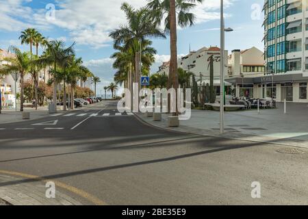 Las Americas,Tenerife, Spaine 21. März 2020: Ruhige, verlassene Straßen des beliebtesten und überfüllten Touristenorts der Kanarischen Inseln. Isolierung Stockfoto