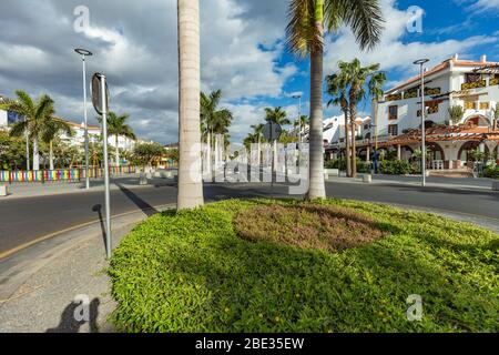 Las Americas,Tenerife, Spaine 21. März 2020: Ruhige, verlassene Straßen des beliebtesten und überfüllten Touristenorts der Kanarischen Inseln. Isolierung Stockfoto