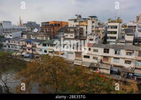 Bangkok, Thailand - 28. Februar 2020: Überfüllte Unterkünfte am Ufer eines der vielen Kanäle in Bangkok, Thailand Stockfoto