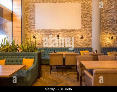 Restaurant in modernem Stil mit strukturierten Wänden Stockfoto