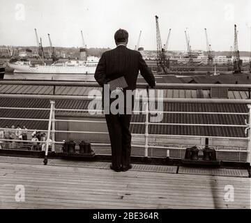 2. Oktober 1960 - London, England, Großbritannien - BILLY GRAHAM, geboren am 7. November 1918, ist ein evangelischer christlicher Reverend, er gewann Berühmtheit durch die Ausstrahlung seiner Predigten im Radio und Fernsehen. IM BILD: Billy Graham im Hafen. Stockfoto