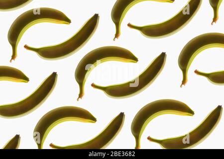 Ein wunderbares Bild von einem interessanten Muster von Bananen, vor einem hellen weißen Hintergrund, flat Stockfoto