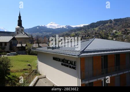 Maison médicale du Mont-Blanc. Clocher de l'église Saint-Gervais-et-Protais. Saint-Gervais-les-Bains. Haute-Savoie. Frankreich. Stockfoto