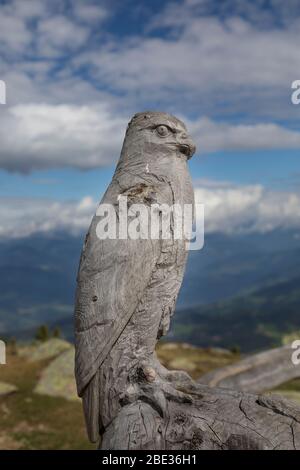 Holzschnitzerei eines Raubvogels in den italienischen Dolomiten. Stockfoto