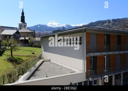 Maison médicale du Mont-Blanc. Clocher de l'église Saint-Gervais-et-Protais. Saint-Gervais-les-Bains. Haute-Savoie. Frankreich. Stockfoto