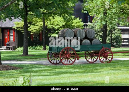 Alte Eichenfässer, offener Pferdewagen, Holz, grün, rot, antik, Bäume, Gras, Sonne, Maker's Mark Bourbon Distillery; Loretto; KY; Kentucky; Stockfoto