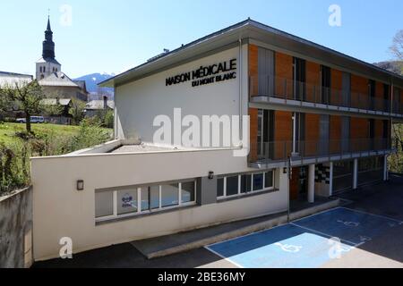 Maison médicale du Mont-Blanc. Clocher de l'église Saint-Gervais-et-Protais. Saint-Gervais-les-Bains. Haute-Savoie. Frankreich. Stockfoto