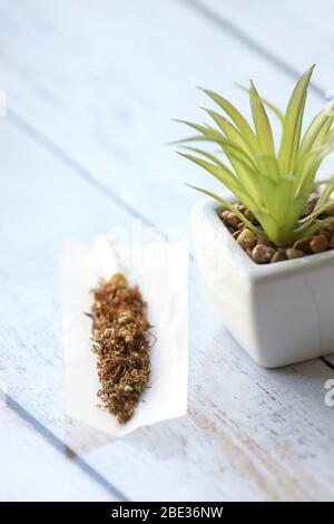 Cannabis Joint mit Tabak auf einem Holztisch. Legalisierung von Cannabis. Medizinische Verwendung. Stockfoto