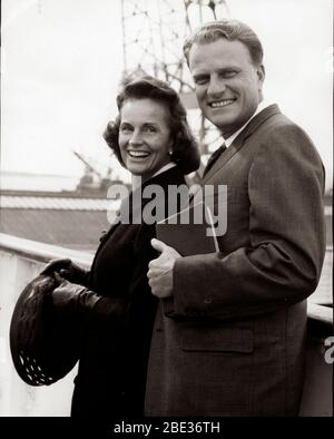 24. Mai 1966 - Southampton, England, Großbritannien - BILLY GRAHAM und seine Frau an Bord des Ozeanliners Queen Mary, die zum Billy Graham Greater London Crusade 1966 in Southampton eintreffen. Stockfoto