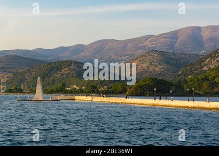 Blick auf den Obelisken und die Brücke von Bosset am See in Argostoli, Kefalonia, Griechenland Stockfoto