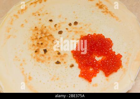 Köstliche hausgemachte Pfannkuchen mit roter Kaviar Stockfoto