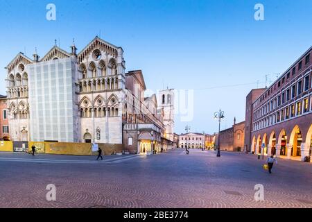 Ferrara, Italien. 28 März 2020. Aufgrund der Coronavirus Notfall ist das historische Zentrum völlig Wüste und ohne Menschen in Ferrara, Italien Cred Stockfoto