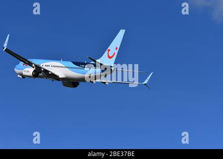 Eine TUI Airways Boeing 737-8KS Flugregistrierung G-FDZF am Bristol International Airport am 16. März 2020 Stockfoto