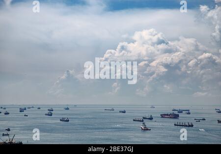Verschiedene Schiffe vor Anker warten auf die Einreise in den hafen von singapur - distintos barcos anclados a la espera de la entrada en el puerto de Singapur Stockfoto
