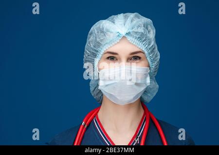 Lächelnder Sanitäter in Hut und Maske. COVID-19. Stockfoto