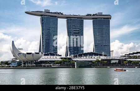 Teilansicht der Marina Bay mit dem Haupthotel und dem ArtScience Museum - Vista parcial de la Marina Bay con el Hotel principal y el Museo Stockfoto