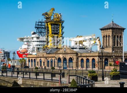 Technip Deep Star, Mehrzweck-Offshore-Schiff & Porrt des Leith Bürogebäudes, Edinburgh, Schottland, Großbritannien Stockfoto