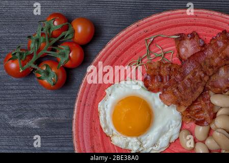 Bauern Mahlzeiten Bohneneier Speck Kirschbaum Holz Stockfoto