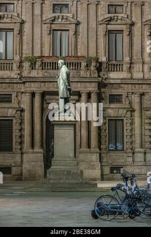 Nacht Blick auf das Denkmal Alessandro Manzoni in San Fedele Platz, während der COVID-19 gesperrt.1883, Bildhauer Francesco Barzaghi.15MAR2020 Stockfoto