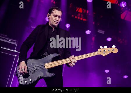 Roskilde, Dänemark. 05 Uhr, Juli 2018. Die amerikanische Rockband Interpol spielt ein Live-Konzert während des dänischen Musikfestivals Roskilde Festival 2018. Hier ist Bassist Brad Truax live auf der Bühne zu sehen. (Foto: Gonzales Photo - Lasse Lagoni). Stockfoto