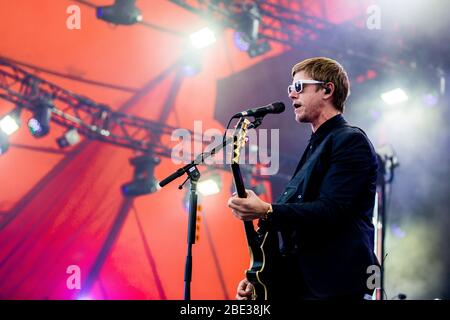 Roskilde, Dänemark. 05 Uhr, Juli 2018. Die amerikanische Rockband Interpol spielt ein Live-Konzert während des dänischen Musikfestivals Roskilde Festival 2018. Hier ist Sänger und Gitarrist Paul Banks live auf der Bühne zu sehen. (Foto: Gonzales Photo - Lasse Lagoni). Stockfoto