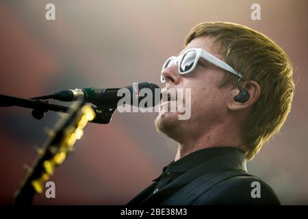 Roskilde, Dänemark. 05 Uhr, Juli 2018. Die amerikanische Rockband Interpol spielt ein Live-Konzert während des dänischen Musikfestivals Roskilde Festival 2018. Hier ist Sänger und Gitarrist Paul Banks live auf der Bühne zu sehen. (Foto: Gonzales Photo - Lasse Lagoni). Stockfoto