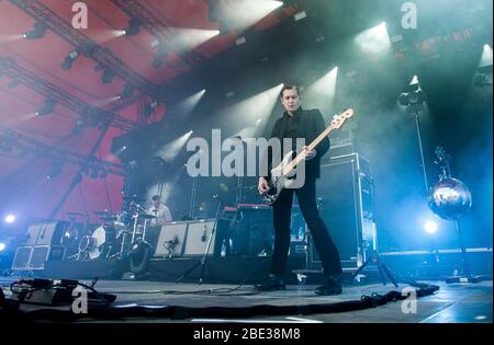 Roskilde, Dänemark. 05 Uhr, Juli 2018. Die amerikanische Rockband Interpol spielt ein Live-Konzert während des dänischen Musikfestivals Roskilde Festival 2018. Hier ist Bassist Brad Truax live auf der Bühne zu sehen. (Foto: Gonzales Photo - Lasse Lagoni). Stockfoto