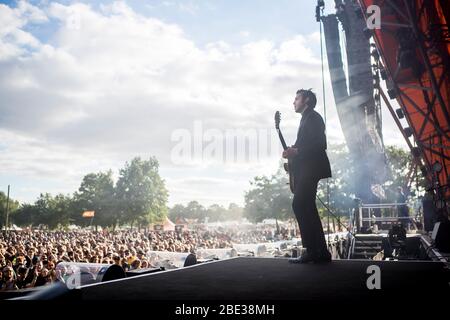 Roskilde, Dänemark. 05 Uhr, Juli 2018. Die amerikanische Rockband Interpol spielt ein Live-Konzert während des dänischen Musikfestivals Roskilde Festival 2018. Hier ist Gitarrist Daniel Kessler live auf der Bühne zu sehen. (Foto: Gonzales Photo - Lasse Lagoni). Stockfoto