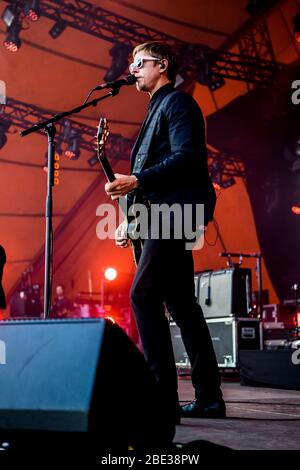 Roskilde, Dänemark. 05 Uhr, Juli 2018. Die amerikanische Rockband Interpol spielt ein Live-Konzert während des dänischen Musikfestivals Roskilde Festival 2018. Hier ist Sänger und Gitarrist Paul Banks live auf der Bühne zu sehen. (Foto: Gonzales Photo - Lasse Lagoni). Stockfoto