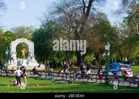 Wien, Wien: park Stadtpark, Polizeiauto, Johann Strauß Denkmal, Menschen auf der Wiese beim Akrobatiken, Menschen auf Bänken, 01. Altstadt, Wien, Österreich Stockfoto