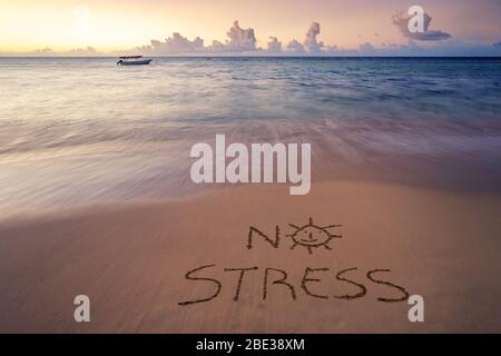 Handgeschrieben kein Stress am Sandstrand bei Sonnenuntergang, Relax und Sommer Konzept, Dominikanische republik Strand. Stockfoto