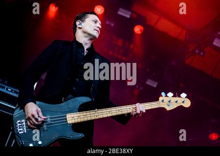 Roskilde, Dänemark. 05 Uhr, Juli 2018. Die amerikanische Rockband Interpol spielt ein Live-Konzert während des dänischen Musikfestivals Roskilde Festival 2018. Hier ist Bassist Brad Truax live auf der Bühne zu sehen. (Foto: Gonzales Photo - Lasse Lagoni). Stockfoto