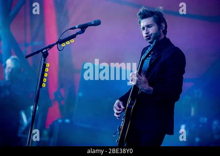 Roskilde, Dänemark. 05 Uhr, Juli 2018. Die amerikanische Rockband Interpol spielt ein Live-Konzert während des dänischen Musikfestivals Roskilde Festival 2018. Hier ist Gitarrist Daniel Kessler live auf der Bühne zu sehen. (Foto: Gonzales Photo - Lasse Lagoni). Stockfoto