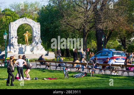 Wien, Wien: park Stadtpark, Polizeiauto, Johann Strauß Denkmal, Menschen auf der Wiese beim Akrobatiken, Menschen auf Bänken, 01. Altstadt, Wien, Österreich Stockfoto