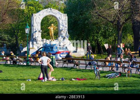 Wien, Wien: park Stadtpark, Polizeiauto, Johann Strauß Denkmal, Menschen auf der Wiese beim Akrobatiken, Menschen auf Bänken, 01. Altstadt, Wien, Österreich Stockfoto