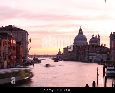 I-Venedig: Canal Grande am Morgen; Blick von der Ponte dell’Accademia, Stockfoto