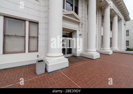 Roseburg, Oregon, USA - 10. November 2018: Säulen umgeben den Eingang zum Douglas County Courthouse Stockfoto