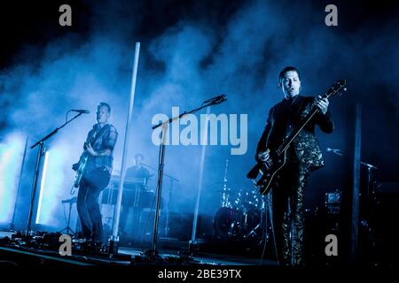 Aarhus, Dänemark. Juni 2018. Die amerikanische Rockband Queens of the Stone Age spielt ein Live-Konzert während des dänischen Musikfestivals Northside 2018 in Aarhus. Hier ist Sänger und Musiker Josh Homme (L) live mit Bassist Michael Shuman (R) auf der Bühne zu sehen. (Foto: Gonzales Photo - Lasse Lagoni). Stockfoto