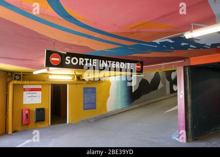 Parkplatz im Parkhaus. Saint-Gervais-les-Bains. Haute-Savoie. Frankreich. Stockfoto