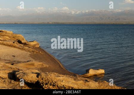 Sandstrand am Südufer des Issyk-Kul Sees in Kirgisistan. Stockfoto