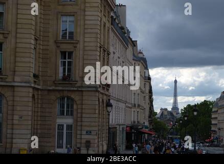Eiffelturm vom Place de Pantheon aus gesehen Stockfoto
