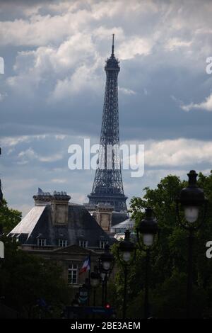 Eiffelturm hinter Reihe von Lampenpfosten Stockfoto