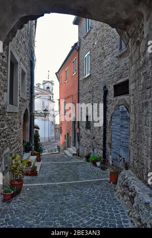 Eine enge Straße zwischen den alten Häusern von Guarcino, Italien Stockfoto